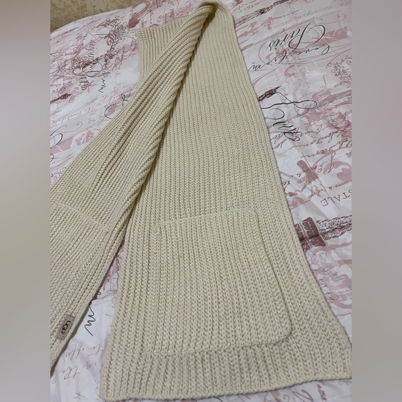 UGG Ivory scarf. - Picture 7 of 11